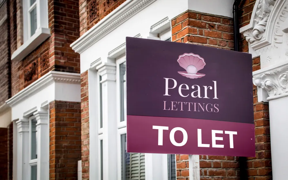 Pearl Lettings to let sign outside townhouse