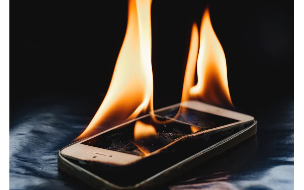 lithium ion battery in smartphone ignites